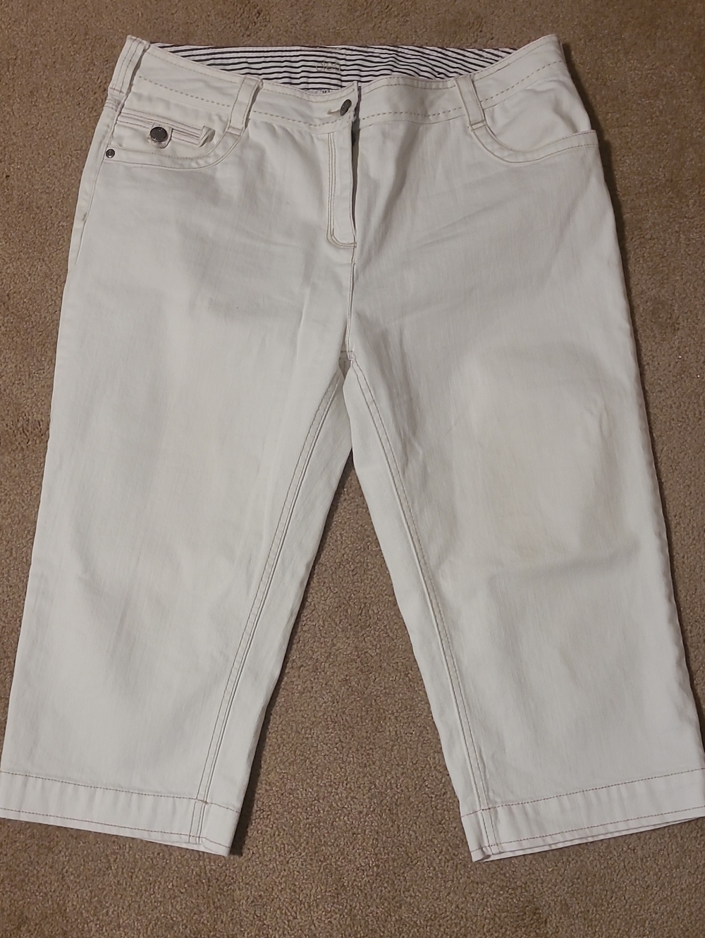 cleo White Cropped Capri Jeans